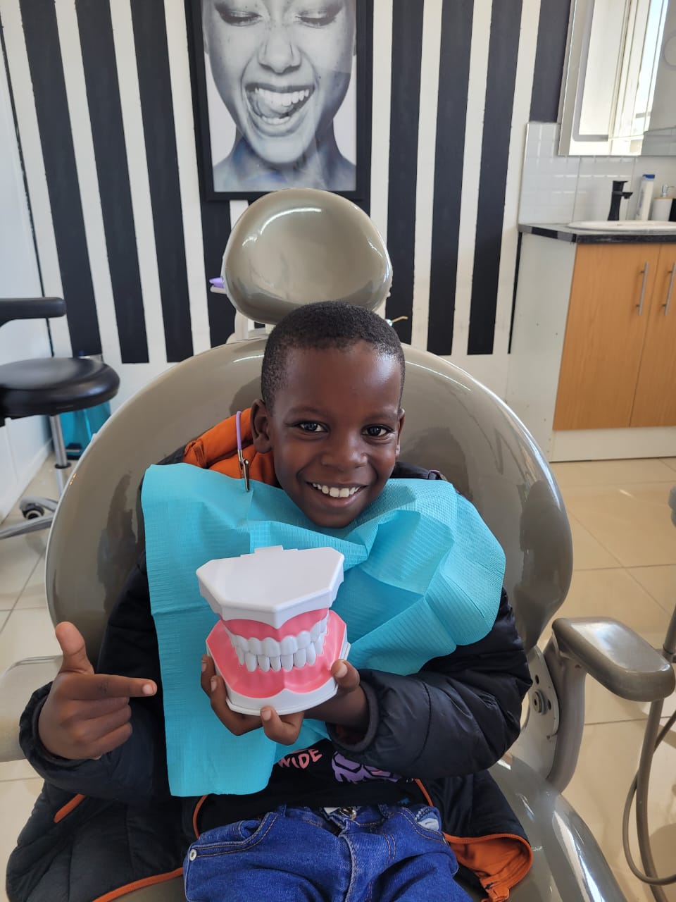 Teeth whitening station
